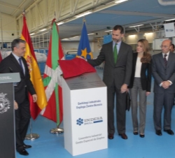 Sus Altezas Reales los Príncipes de Asturias en el momento en que descubren la placa que conmemora su visita